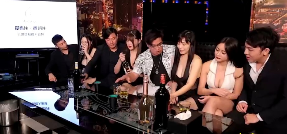 Vừa hát karaoke vừa địt bốn em gái rót bia xinh đẹp